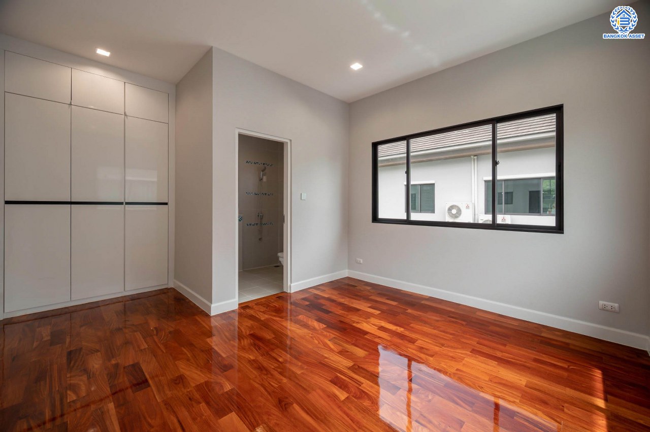 คฤหาสน์สุดหรู ดีไซน์สุด Luxury ติดถนนบรมราชชนนี โครงการ เดอะแกรนด์ ปิ่นเกล้า หลังมุม บนเนื้อที่ถึง 111.6 ตร.ว. ฟังก์ชัน 4 ห้องนอน 5 ห้องน้ำ 1 ห้องแม่บ้าน จอดรถได้ 2 คัน พร้อมบรรยากาศ Private บนทำเลเชื่อมต่อหลายเส้นทาง อาทิถนนบรมราชชนนี, ถนนพุทธมณฑลสาย3 ใกล้เซ็นทรัล ปิ่นเกล้า, ม.มหิดล และทางคู่ขนานลอยฟ้าบรมราชชนนี...